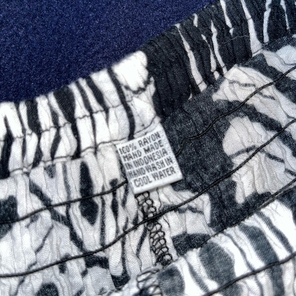 Handmade leaf patterned pants - Picture 4 of 5